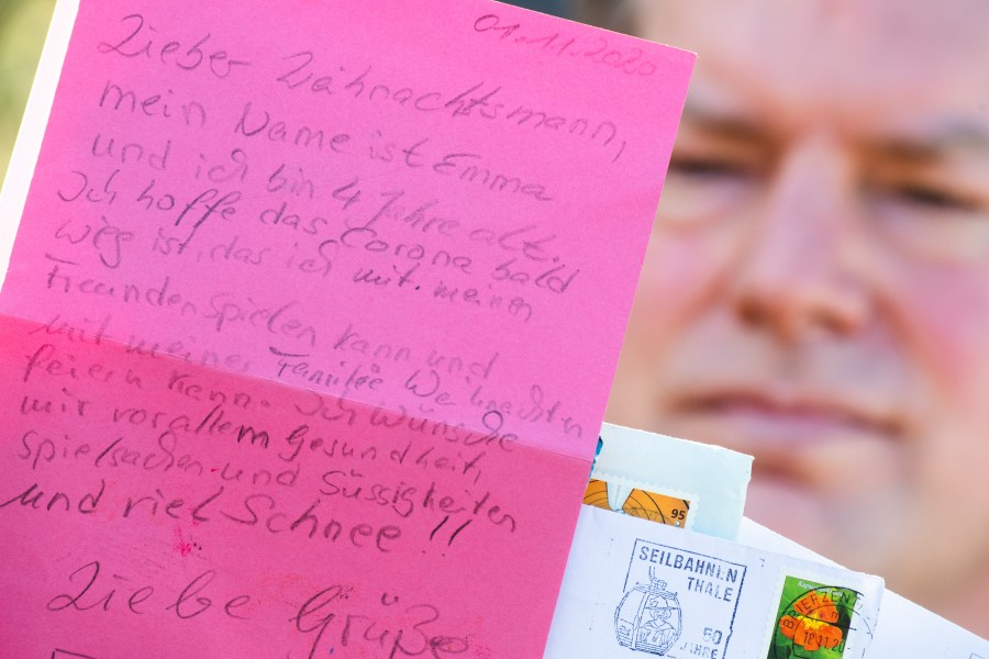 Jens Osterwald ist Postbeamter in Himmelsthür. Hier zeigt er den Brief der kleinen Emma. 