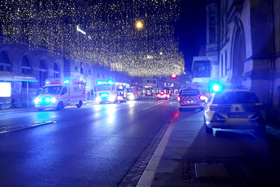 Nicht nur weihnachtlich geschmückt, sondern kurzzeitig auch in Blau getaucht: Die Dankwardstraße mitten in Braunschweig.