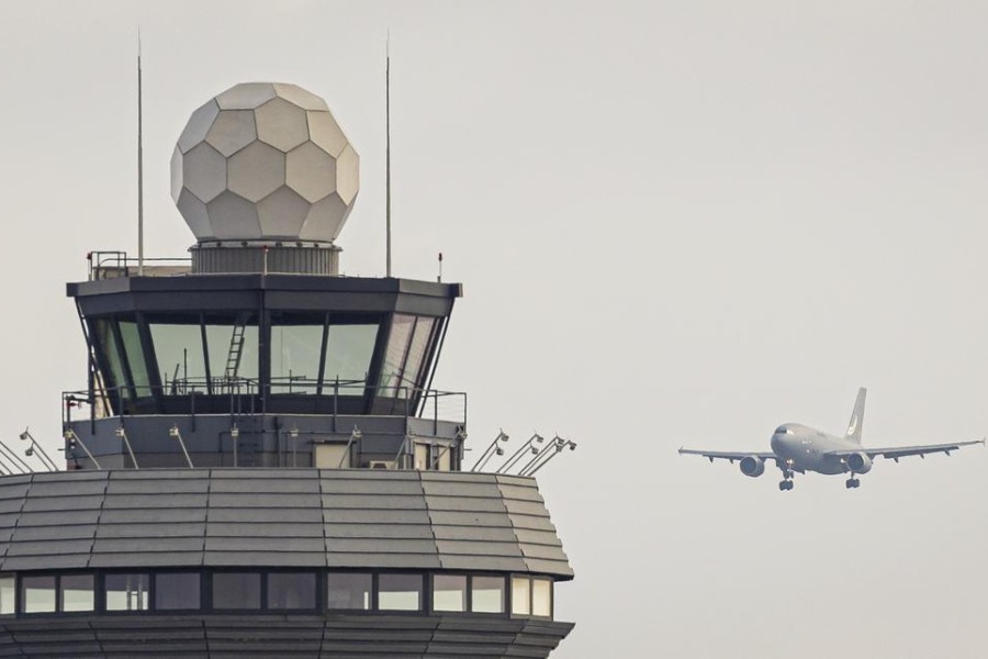 Der Flieger landet am Flughafen Hannover.