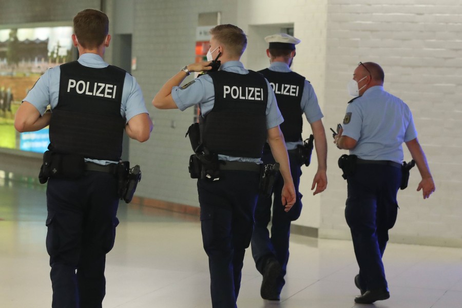 Polizisten am Flughafen Hannover.