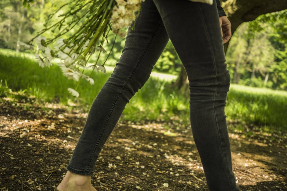 frau spaziergängerin wald park