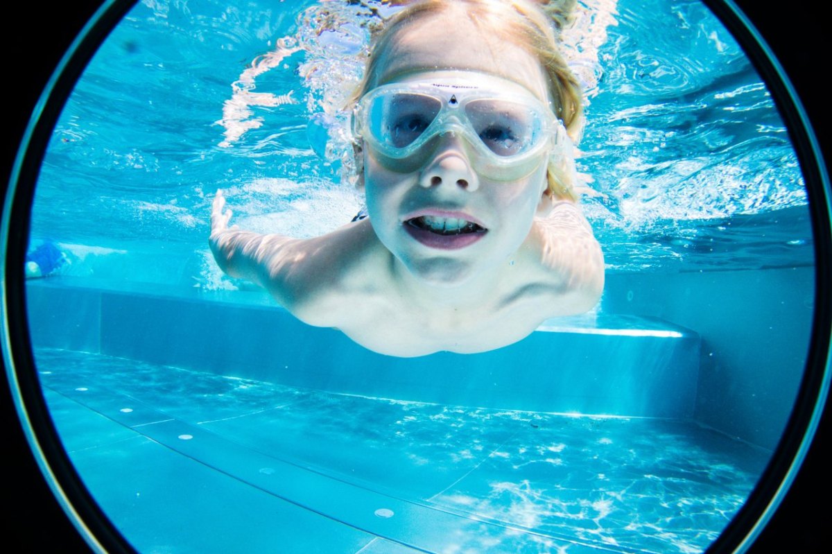 freibad junge schwimmt taucht taucherbrille braunschweig