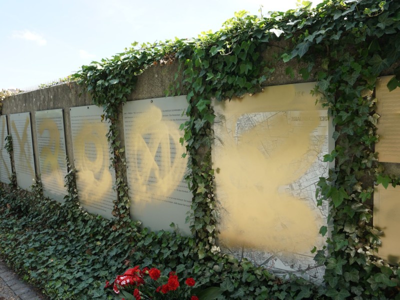 Die KZ-Gedenkstätte wurde beschmiert.
