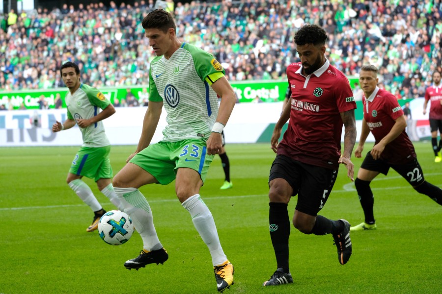 Wolfsburgs Mario Gomez und Hannovers Felipe im Zweikampf - das war im Liga-Spiel.