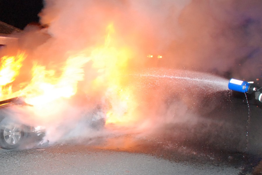 Mitten in Hamburg ist ein VW Passat in Flammen aufgegangen. besonders bitter: Sein neuer Besitzer hatte ihn erst soeben gekauft... (Symbolbild)