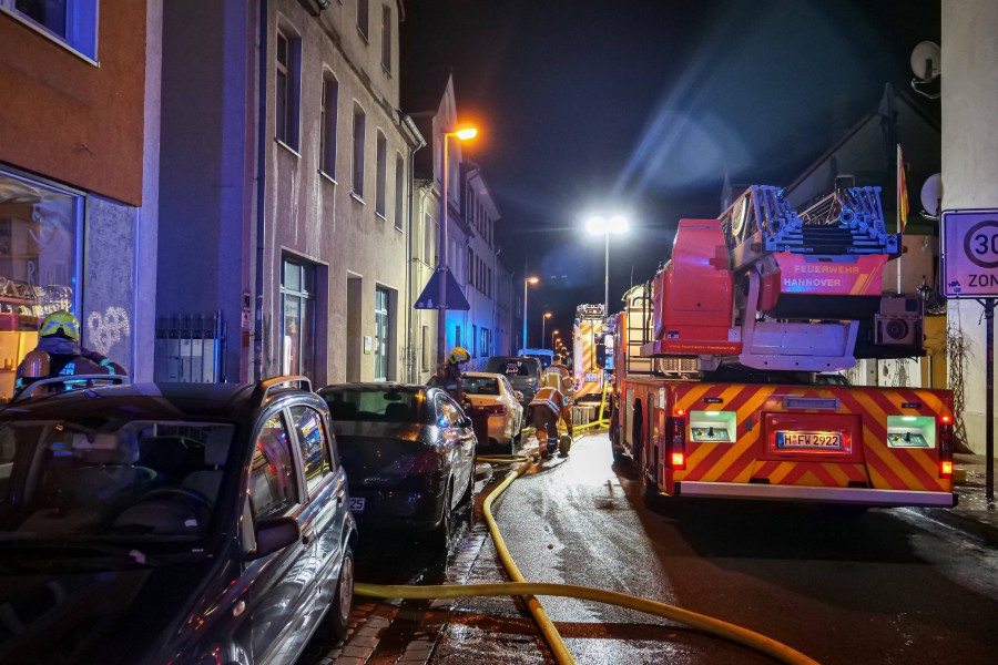  In den Abendstunden kam es im Stadtteil Linden (Hannover) in der Charlottenstraße zu einem Wohnungsbrand im ersten Obergeschoss. 
