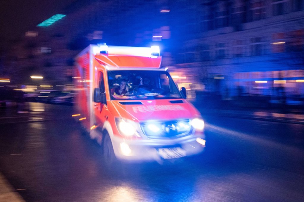Braunschweig Feuerwehrwagen fährt mit Blaulichtjpg