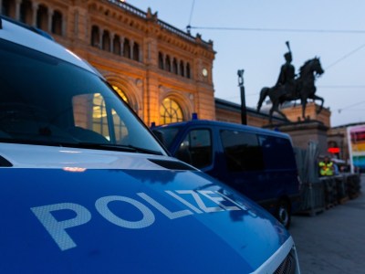 Am Hauptbahnhof in Hannover kam es zu einem Streit zwischen zwei Männern. Warum es zu dem Streit kam, versucht die Polizei jetzt zu klären.