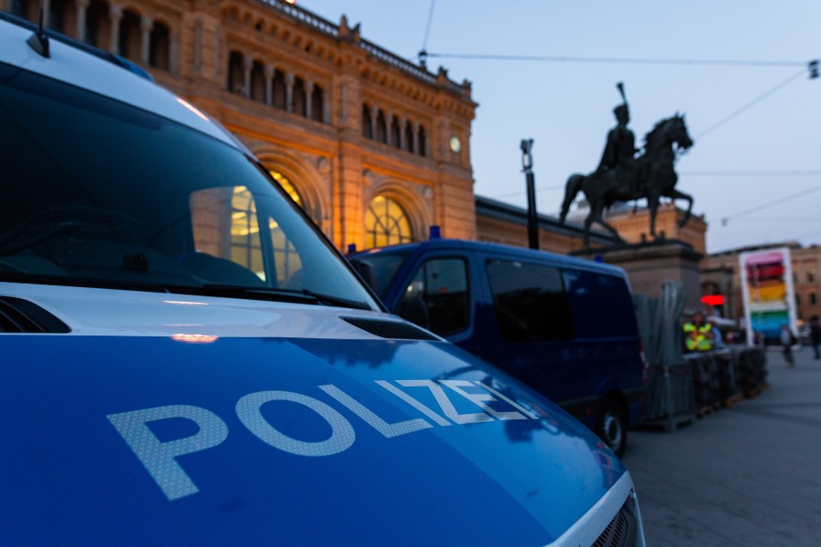 Am Hauptbahnhof in Hannover kam es zu einem Streit zwischen zwei Männern. Warum es zu dem Streit kam, versucht die Polizei jetzt zu klären.