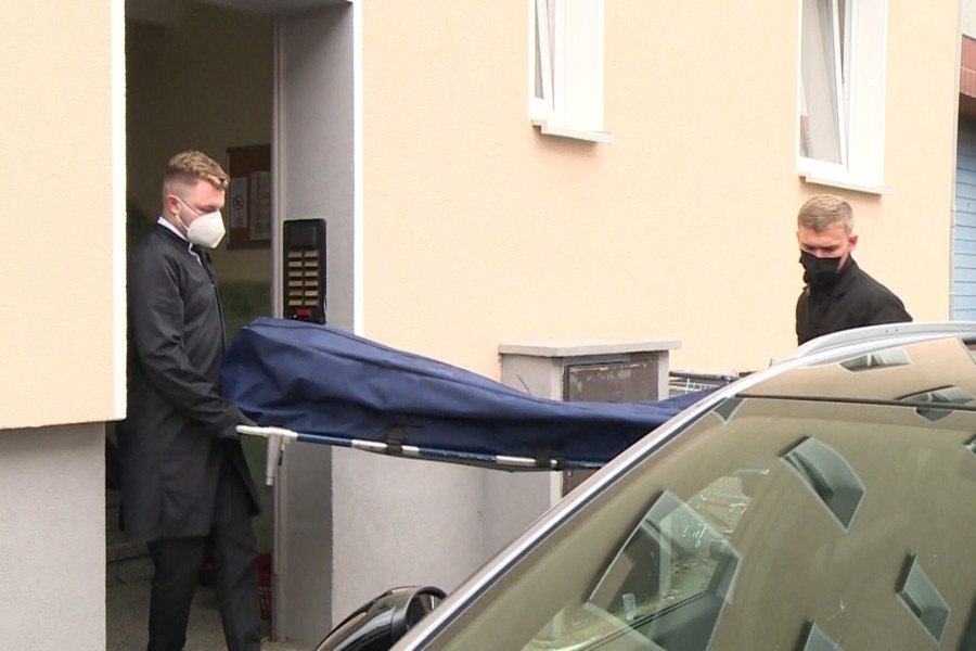 Bestatter transportieren die Leiche der 53-Jährigen aus Hannover ab.