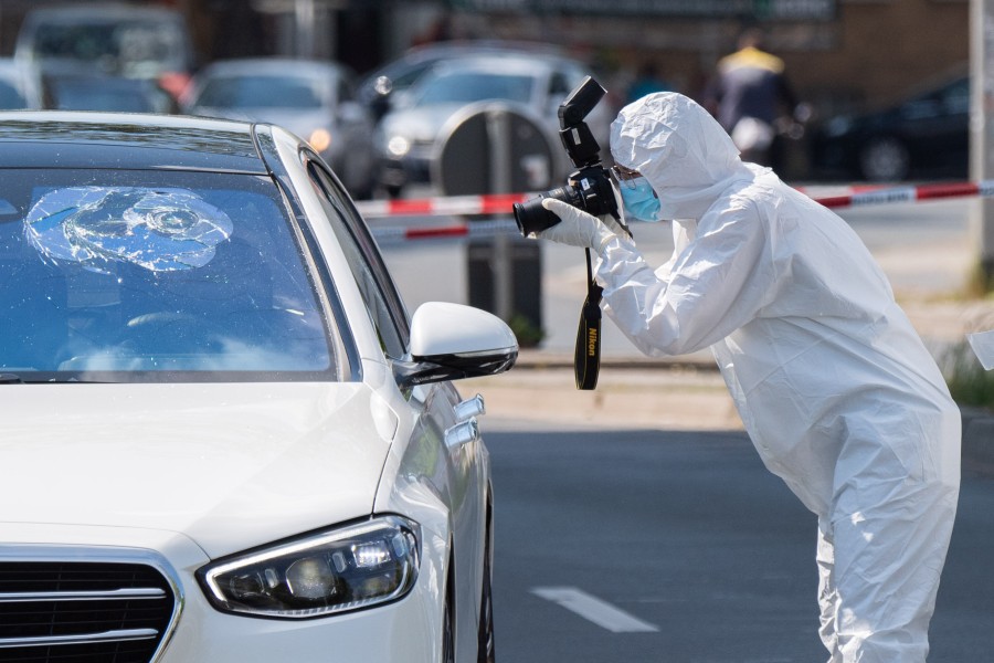 Hannover: Ein Mitarbeiter der Spurensicherung der Polizei fotografiert den Mercedes des Tatverdächtigen.