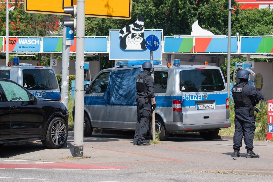 Polizisten sichern einen Tatort an der Herschelstraße. Am Mittag kam es auf offener Straße zu einer Auseinandersetzung zwischen Insassen von zwei PKW, in dessen Verlauf ein Mann getötet wurde. 