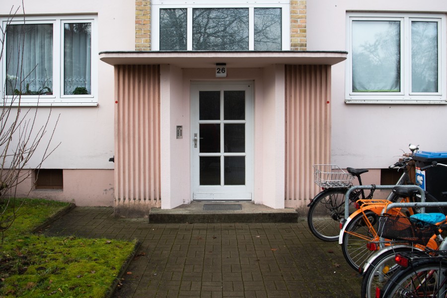 Hannover: Die Eingangstür des Mehrfamilienhauses in Südstadt, in der die Frau gewohnt hat.