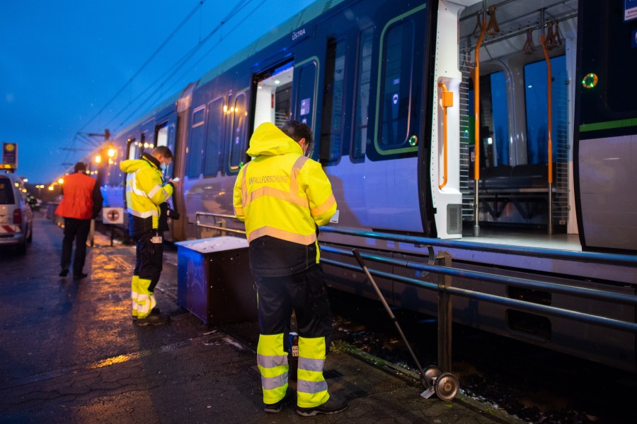 Mitarbeiter der Verkehrsunfallforschung der Medizinische Hochschule Hannover MHH dokumentieren Spuren nach einem Unfall mit einer Stadtbahn.