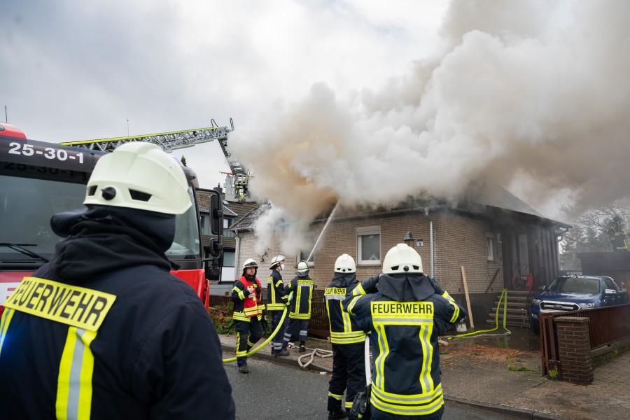 Die Feuerwehr war mit einem Großaufgebot vor Ort. 