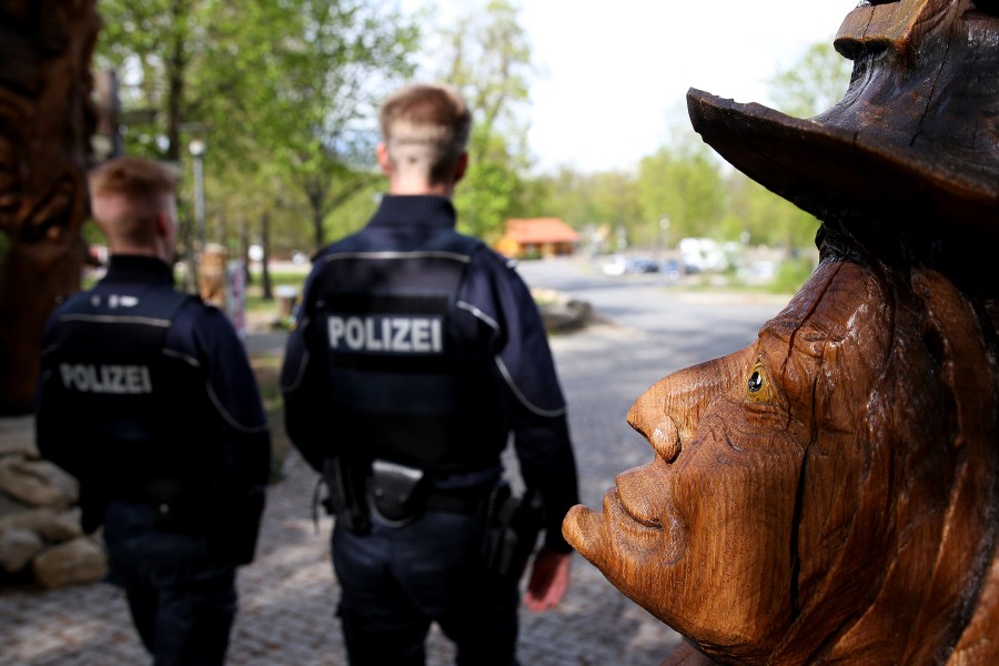 Schon im vergangenen Jahr durfte die Walpurgisnacht nicht wie gewohnt im Harz gefeiert werden. Statt Hexen und Teufel patroullierte die Polizei. (Archivbild)