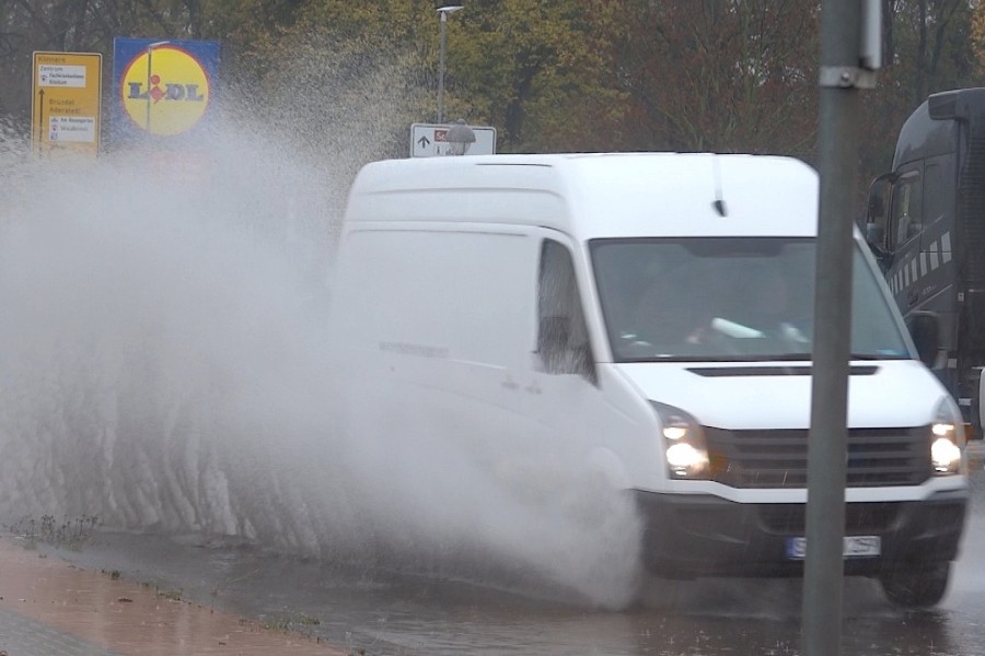 Auch in den Städten – wie hier in Bernburg – müssen Verkehrsteilnehmer mit Problemen rechnen. Durch den Regen sind einige Straßen teils überflutet. 