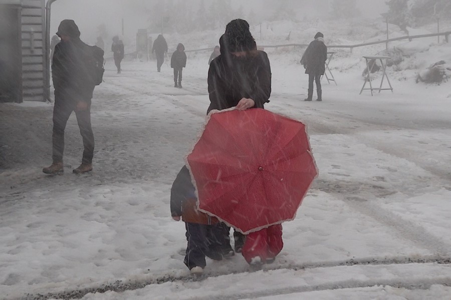 Der Brocken im Harz hat sich in eine Winterlandschaft verwandelt. Nicht alle Besucher hatten das auf dem Schirm.