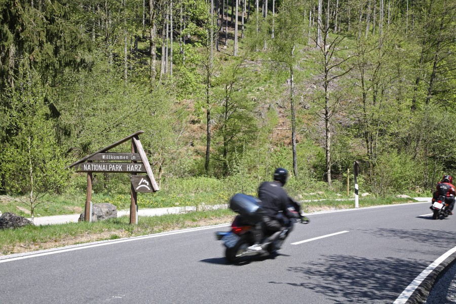 Wenn das Wetter besser wird, zieht es viele Biker in den Harz. Die Polizei warnt jetzt vor einer potentiell sogar tödlichen Gefahr! (Symbolbild)