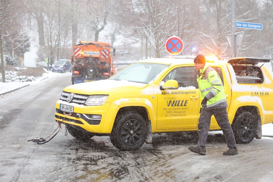 Pannenhelfer sind im Harz im Einsatz. Glatte Straßen sorgten am Morgen für Verkehrsbehinderungen. 