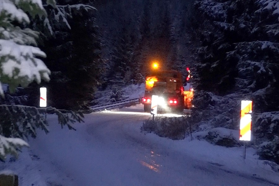 Im ganzen Oberharz sind Räumdienste seit den frühen Morgenstunden im Dauereinsatz, um Straßen und Gehwege freizuhalten. (Archivbild)