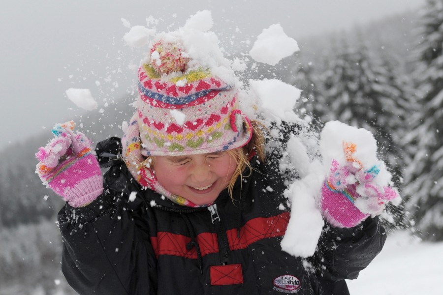 Am Sonntag sollen Schneeballschlachten im Harz möglich sein. (Archivbild)