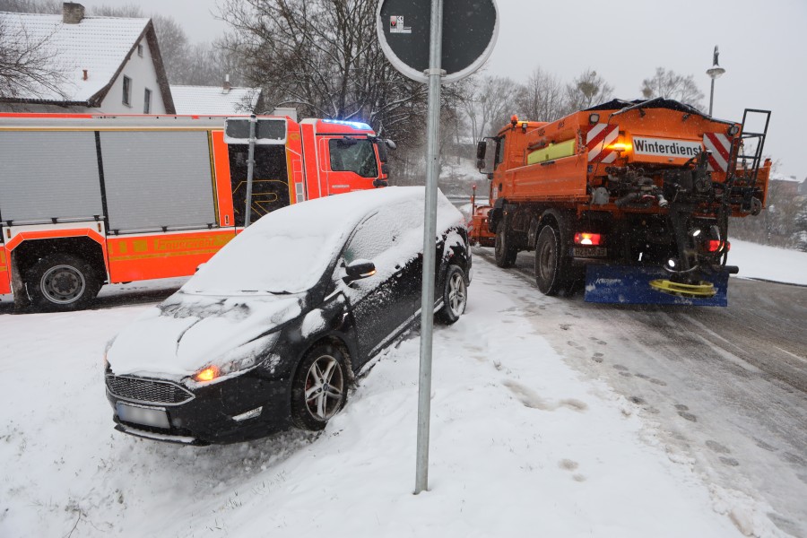 Mehrere Autofahrer landeten am Freitag im verschneiten Graben.