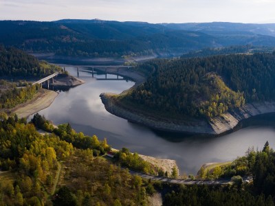 Blick auf die Okertalsperre im Harz. Wissenschaftler mehrerer niedersächsischer Hochschulen wollen den Bau neuer Talsperren, Überleitungen zwischen bestehenden Sperren und deren Umbau im Harz weiter erforschen., Olaf Lies (links, SPD), Umweltminister von Niedersachsen, steht während seiner Sommerreise mit Andreas Lange, Bereichsleiter Betrieb der Harzwasserwerke, auf der Staumauer der Eckertalsperre im Harz.