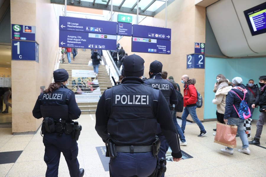Die Polizei nahm den Mann am Hauptbahnhof in Empfang. (Symbolbild)