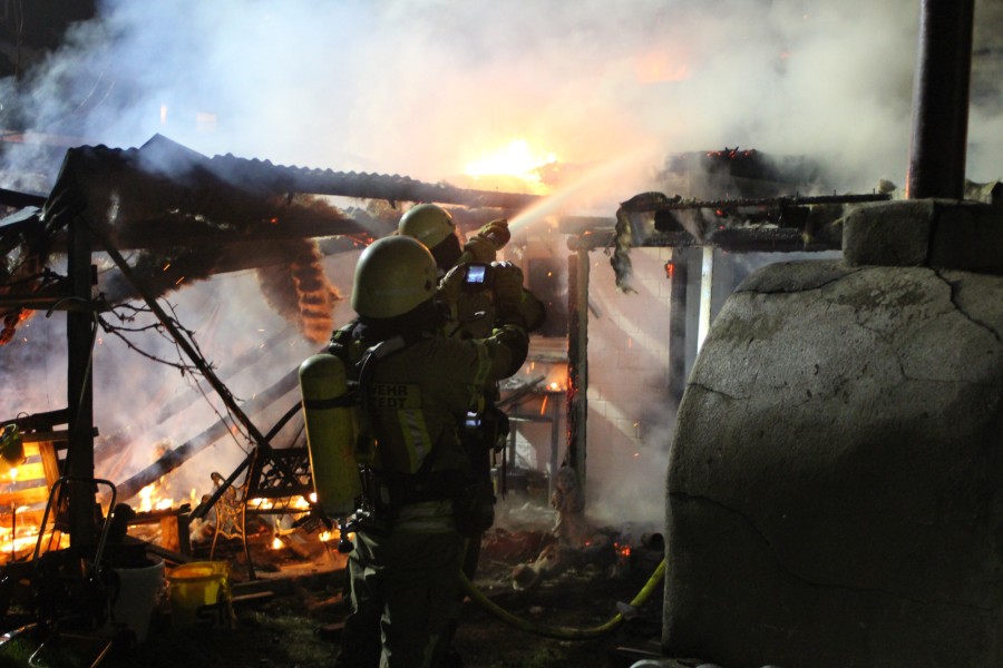 Feuewehrleute bekämpfen den Brand in Helmstedt. 