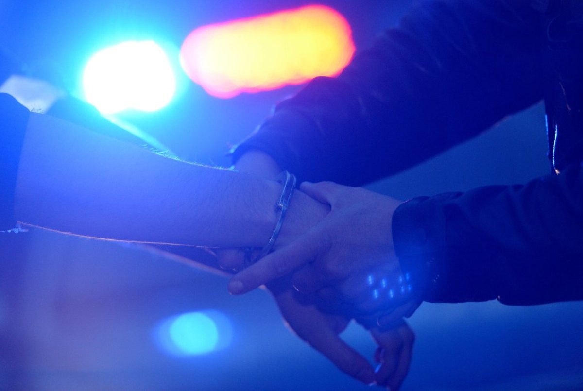 hildesheim mann festnahme polizei blaulicht handschellen nacht nachts