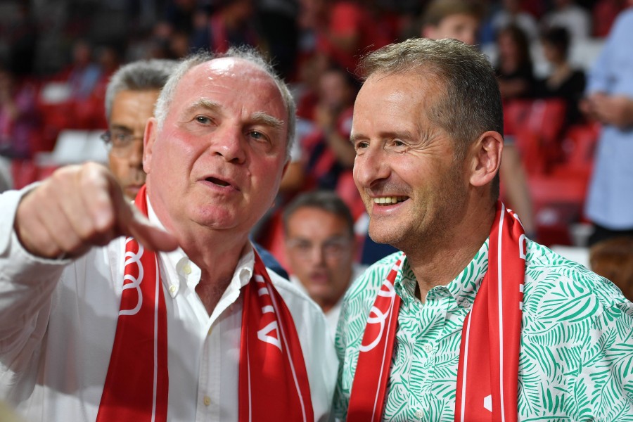 Ex-Bayern-Boss Uli Hoeneß und VW-Chef Herbert Diess kennen sich gut. (Archivbild)