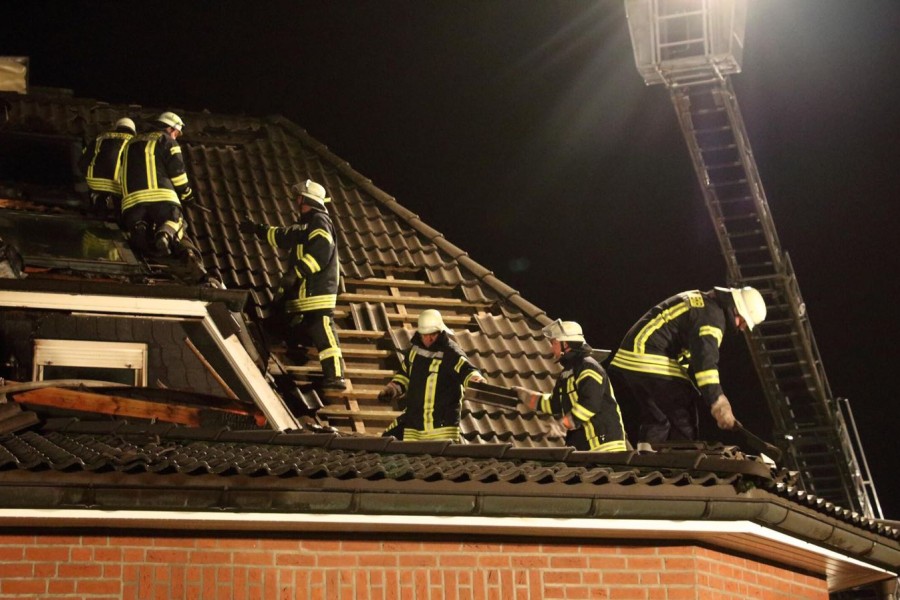 Die Feuerwehr versucht, den Dachstuhl zu löschen.