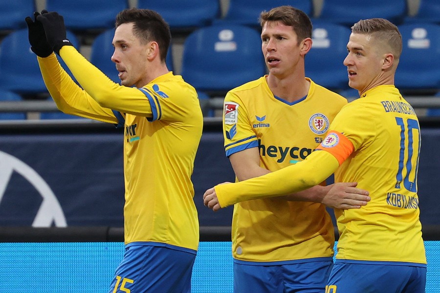 Irre Wende! Braunschweig drehte die Partie gegen St. Pauli. Hier bejubelt Bär (l.) den 1:1-Ausgleich.