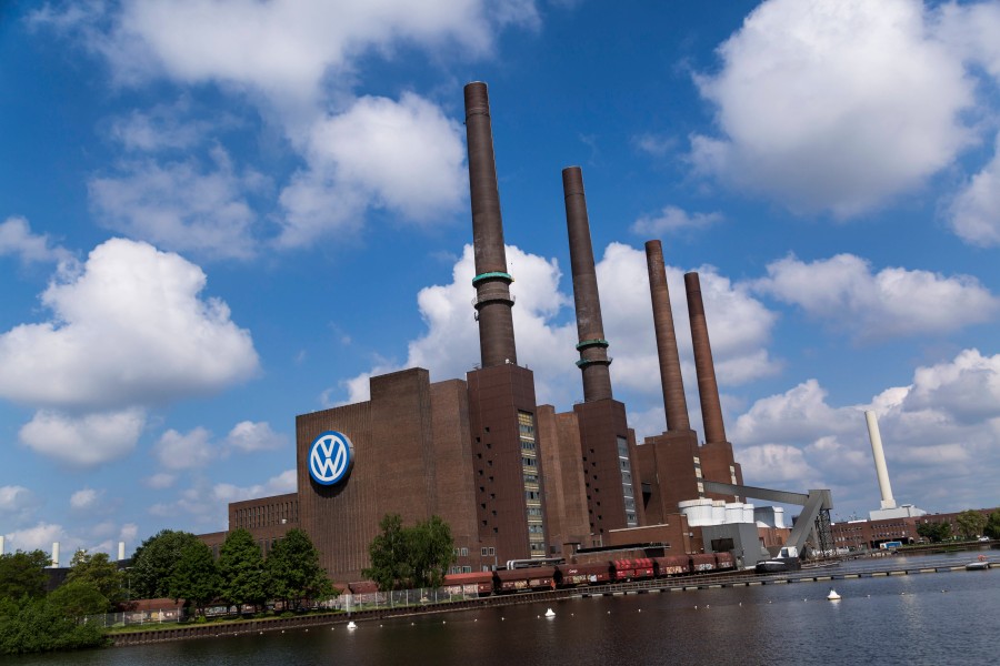 Die Stadt Wolfsburg spielt Trumpfkarte: Fläche mit Blick auf's VW-Stammwerk. (Archivbild)