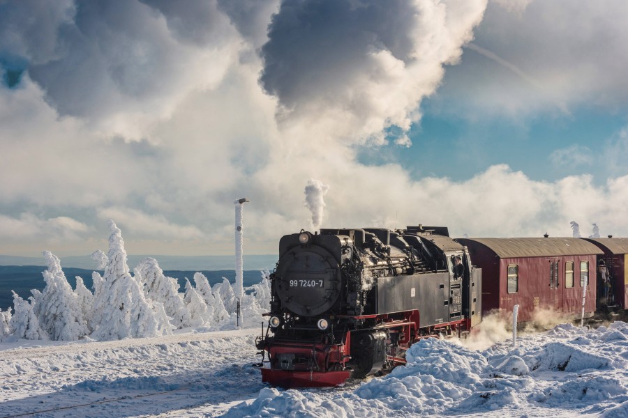 Die Harzer Schmalspurbahn durfte Ende November bereits durch verschneite Landschaften fahren.