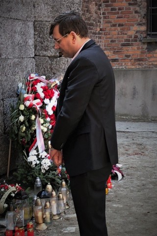 „Es waren bewegende Momente“, schreibt VW-Personalchef Gunnar Kilian über seinen Besuch im ehemaligen KZ Auschwitz. Hier gedenkt er der Opfer an der Schwarzen Wand. An dieser Stelle erschossen die Nazis Tausende Menschen.