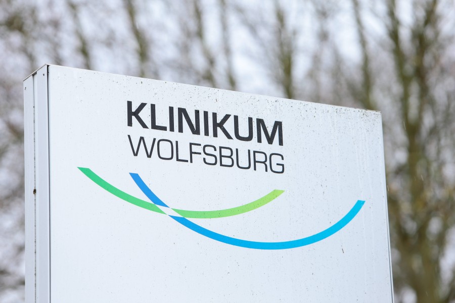 Die Polizei hatte das Klinikum Wolfsburg vorsichtshalber bewacht. (Symbolbild)
