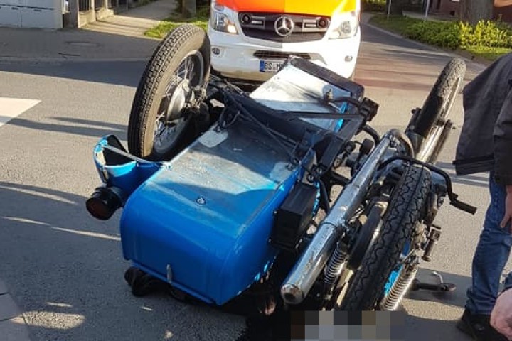 Heftiger Unfall in Königslutter! Ein Motorrad mit Beiwagen hat sich überschlagen.