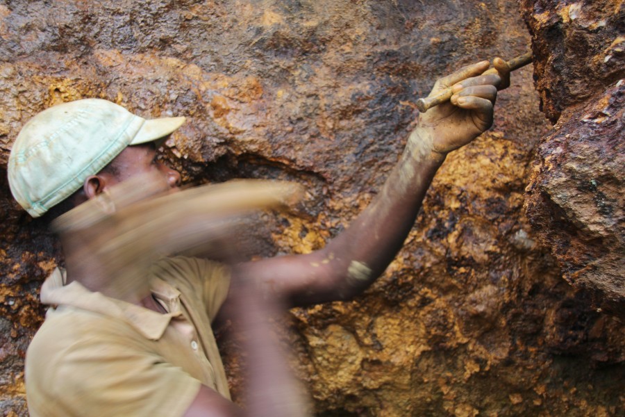Ein Arbeiter sucht im Kongo nach Mineralien und Erzen. Hier liegen große Vorkommen von Rohstoffen, die weltweit in der Industrie benötigt werden. (Symbolbild)
