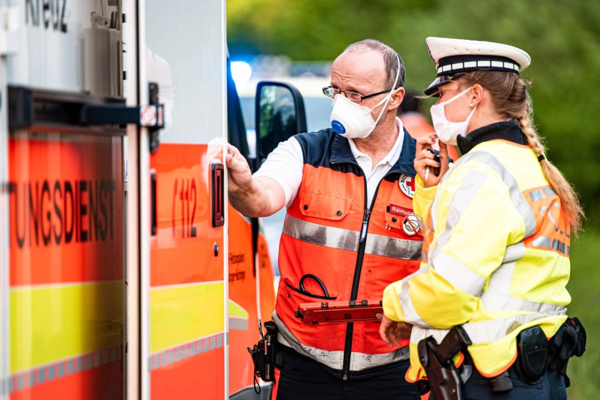 krankenwagen rettungswagen unfall blaulicht polizei maske corona