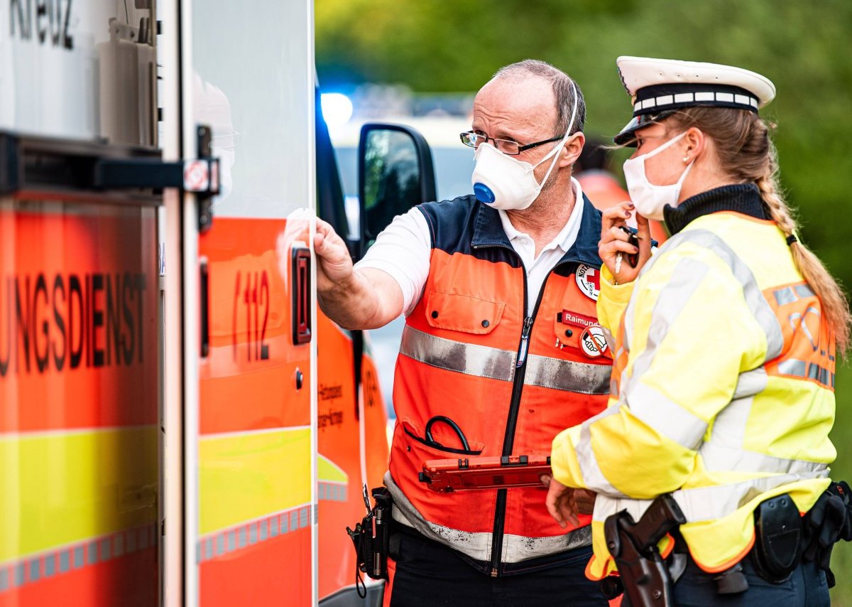 krankenwagen rettungswagen unfall blaulicht polizei maske corona