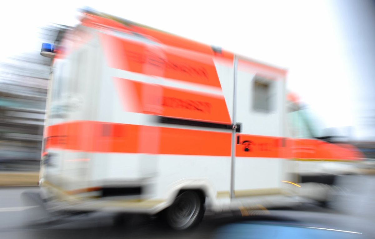 krankenwagen rettungswagen unfall blaulicht