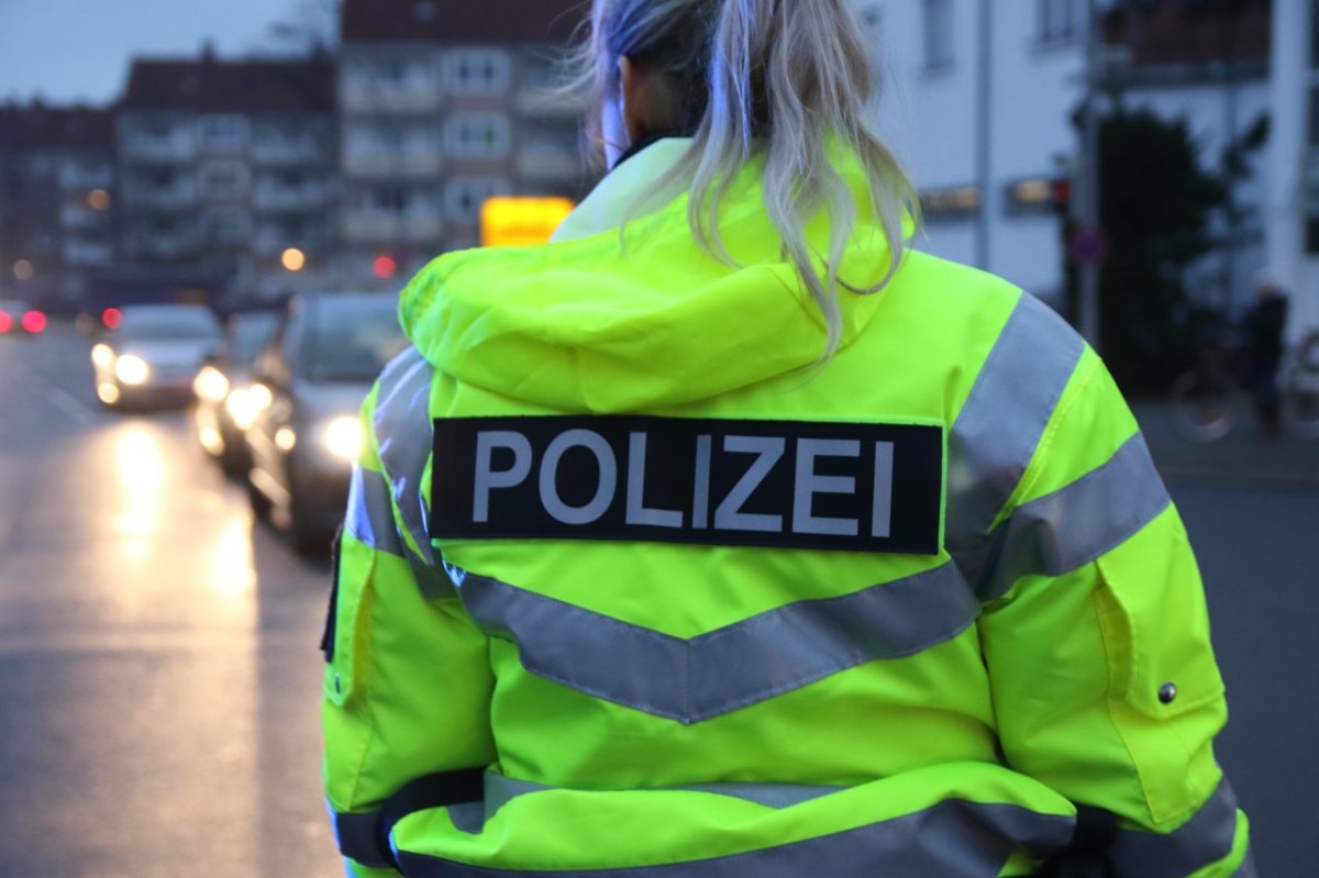 kurden demo salzgitter polizei symbolbild symbolfoto polizistin