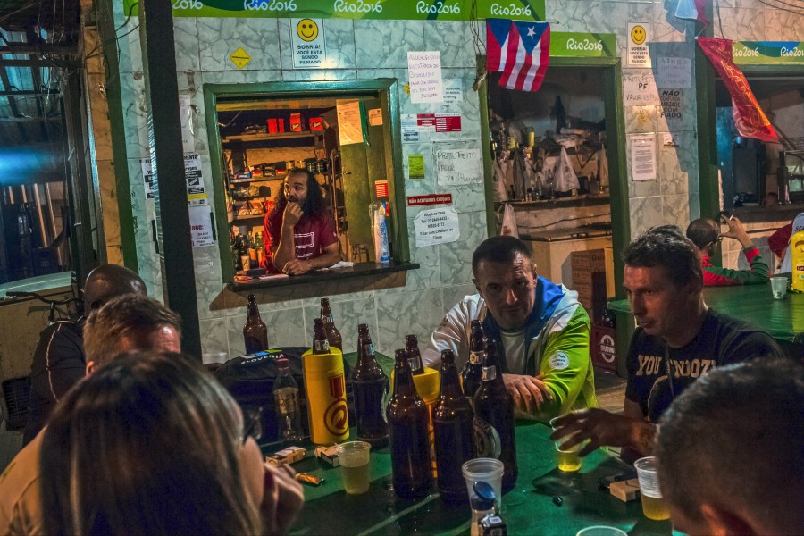 Jose Felipe de Araujo bewirtet in seiner Bar in Rio de Janeiro seine durstigen Gäste. Nach den Olympischen Spielen wartet auf die Brasilianer wieder der Alltag.