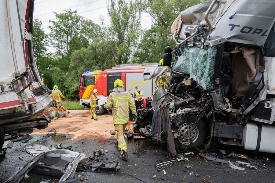 In diesem Lkw-Wrack kam der Fahrer am Dienstag auf der A2 bei Hannover ums Leben.