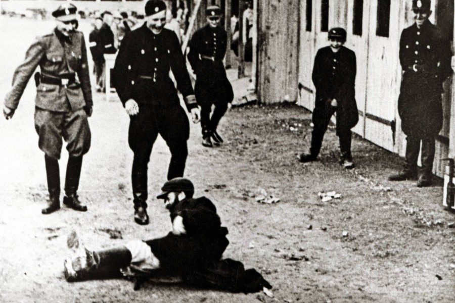 Nazis verprügeln einen jüdischen Gefangenen im Ghetto Lodz.