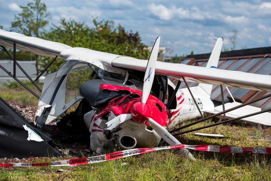 Ein Pilot ist am Pfingstmontag mit seiner Propellermaschine unweit des Flugplatzes auf das Hallendach auf einem Firmengelände gestürzt. 