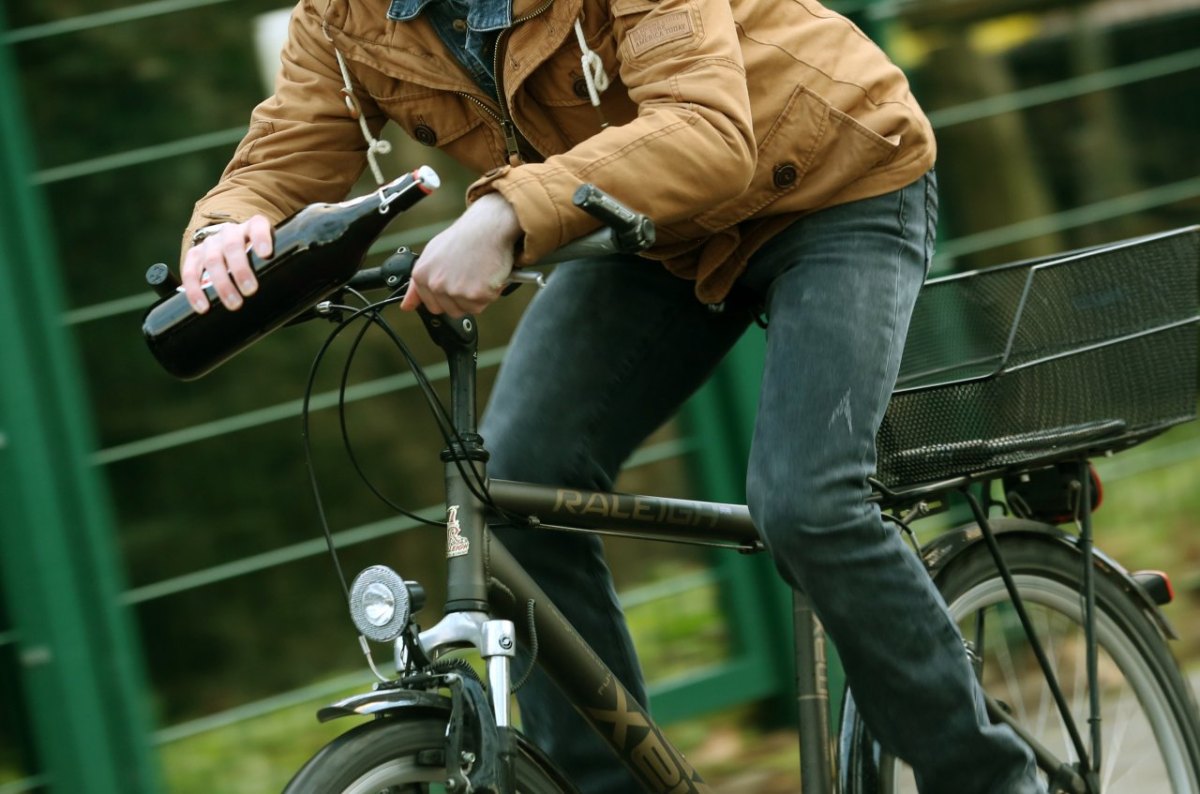 mann fahrrad flasche bierflasche fahrradfahrer