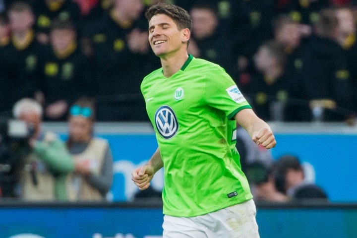 Wolfsburgs Mario Gomez jubelt über sein Tor., VfL-Trainer Andries Jonker.